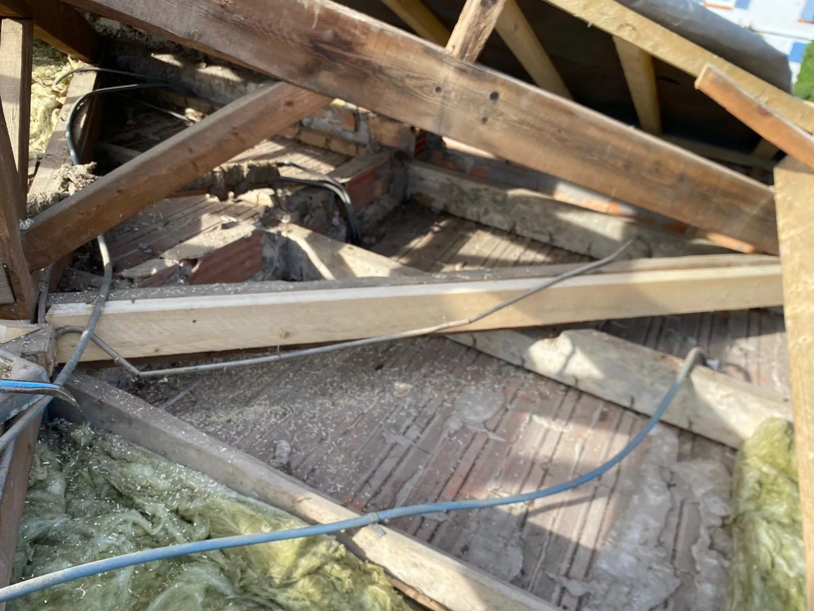 Charpentier rénovant une charpente de chalet à Leysin