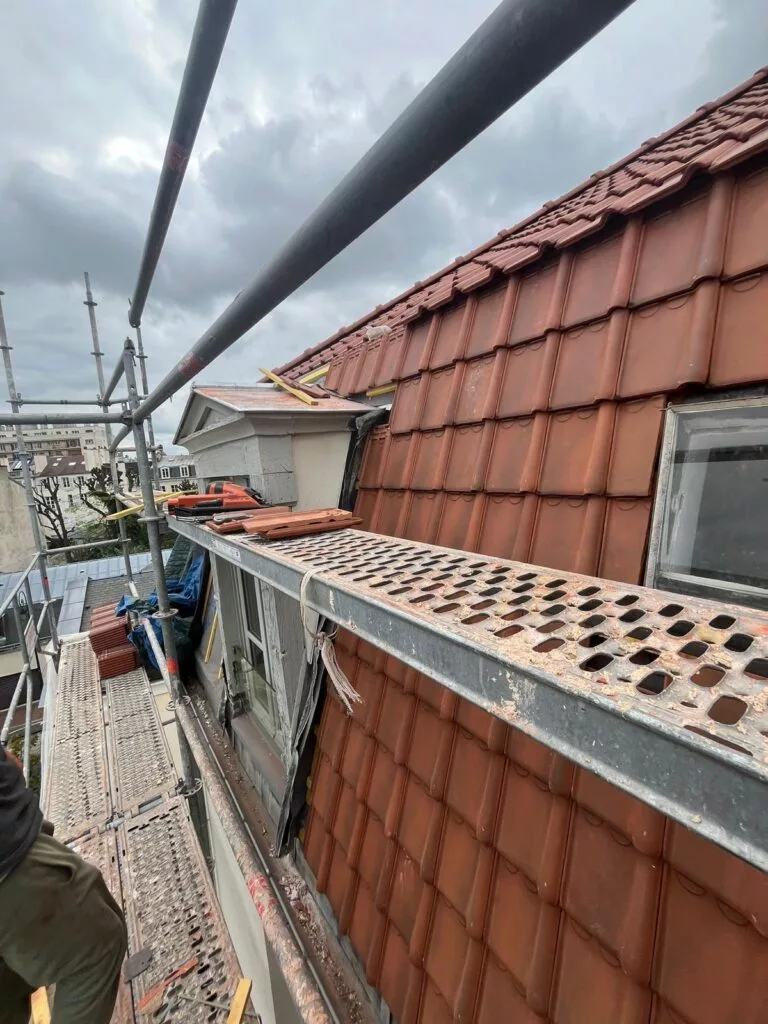 Toiture d’altitude en cours de rénovation