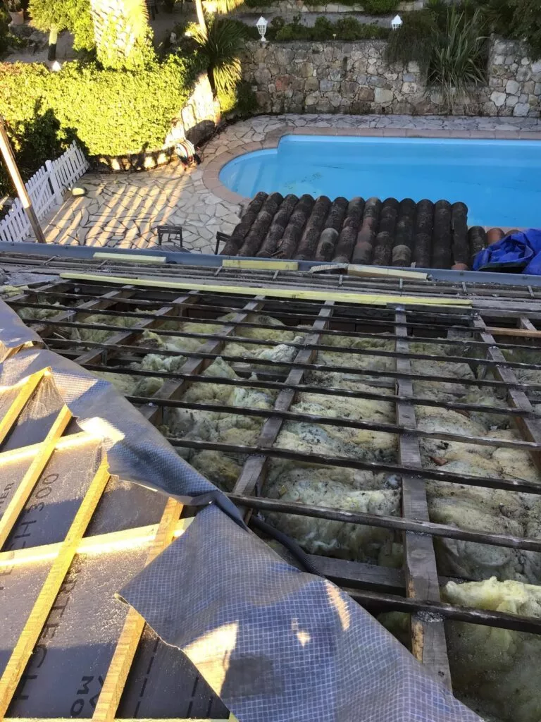 Toiture abîmée avec infiltration d’eau
