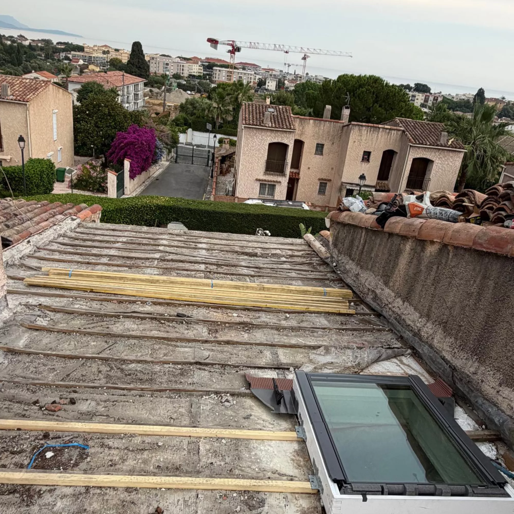 Pose de fenêtres de toit Velux lors d’une rénovation de toiture