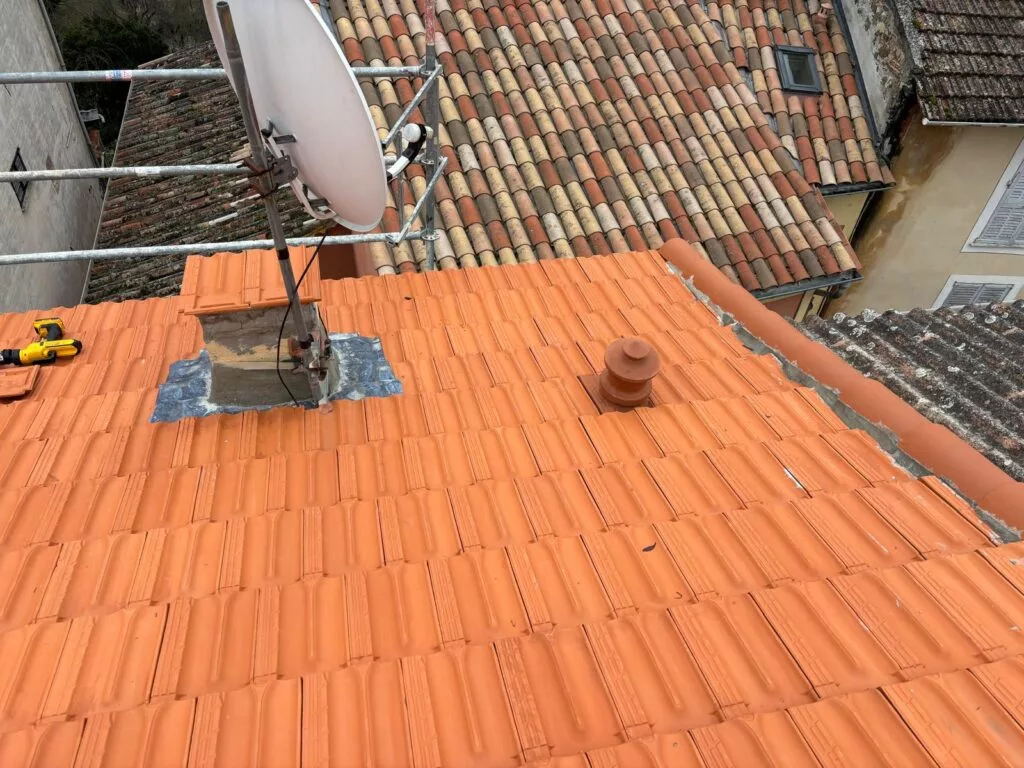 Toiture en cours de réfection sur la commune d’Ollon